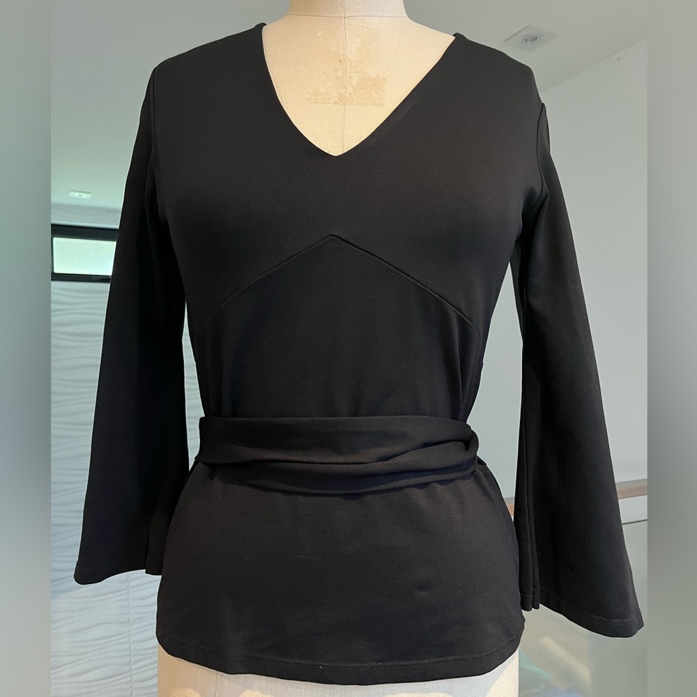 RK black knit tunic top with optional tie belt size M